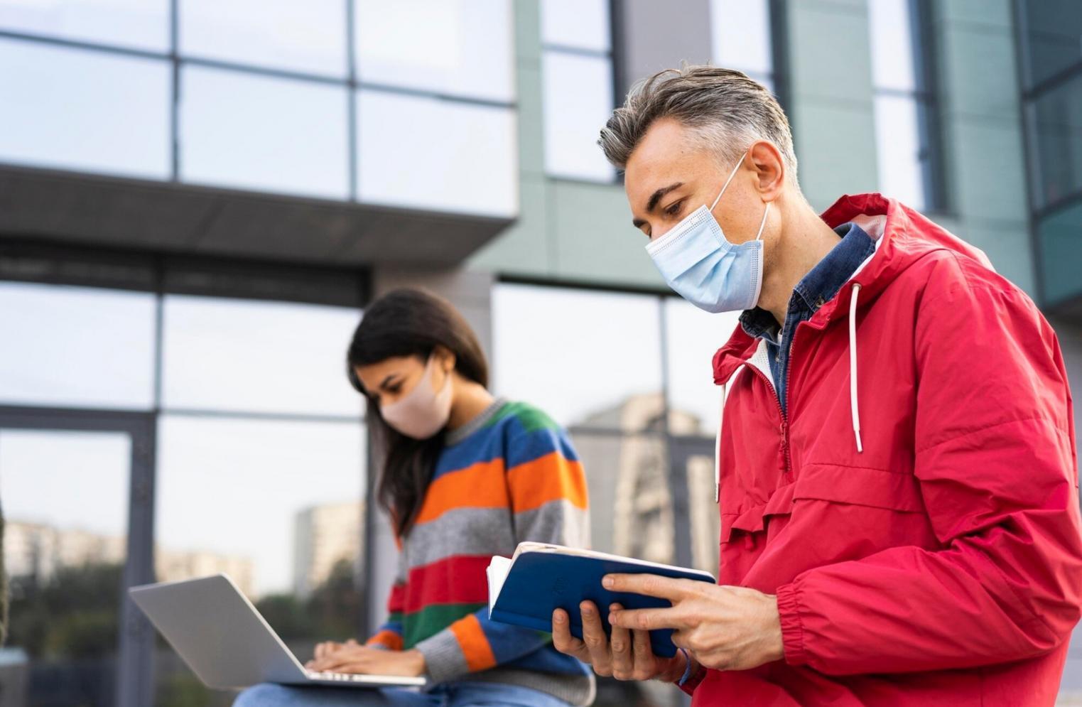 Arbeitsbereich mit Finanzunterlagen und Laptop