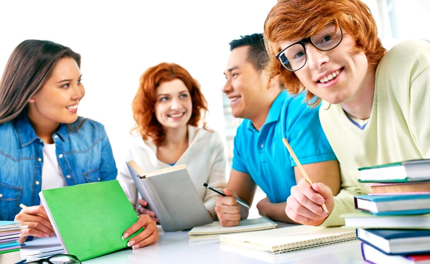 Professioneller Arbeitsbereich mit Finanzmodellierungssoftware