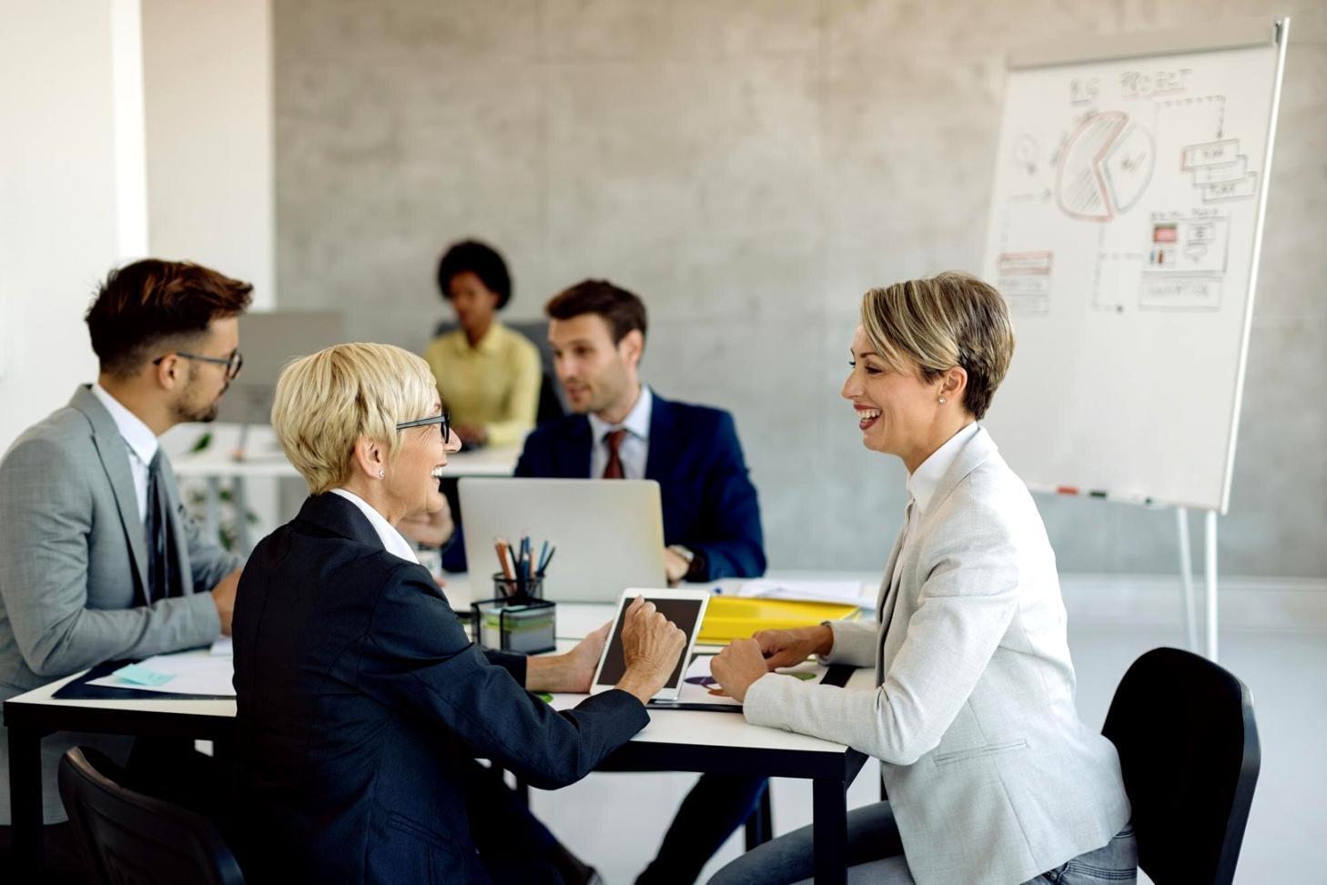 Team diskutiert Finanzmodelle