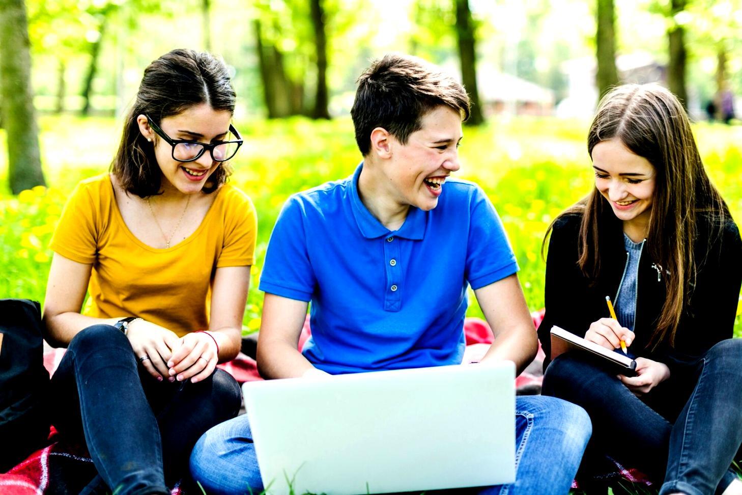 Finanzanalyst arbeitet an komplexen Modellen