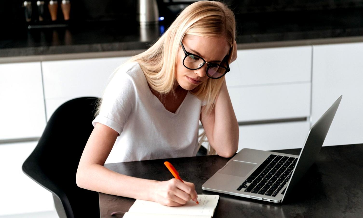 Modernes Büroumfeld mit Arbeitsplätzen für Finanzanalysten